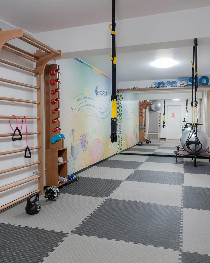 Sala de rehabilitación de oncoFISIO con espaldera y equipamiento